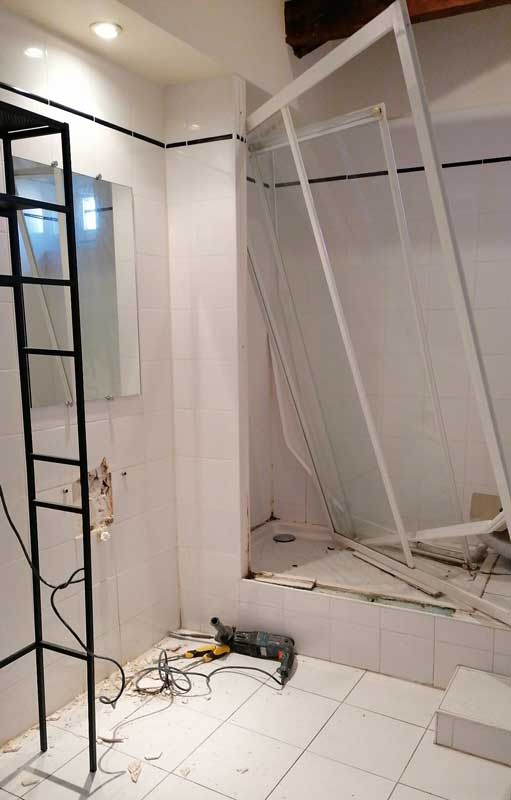 Dégât des eaux salle de bain avant